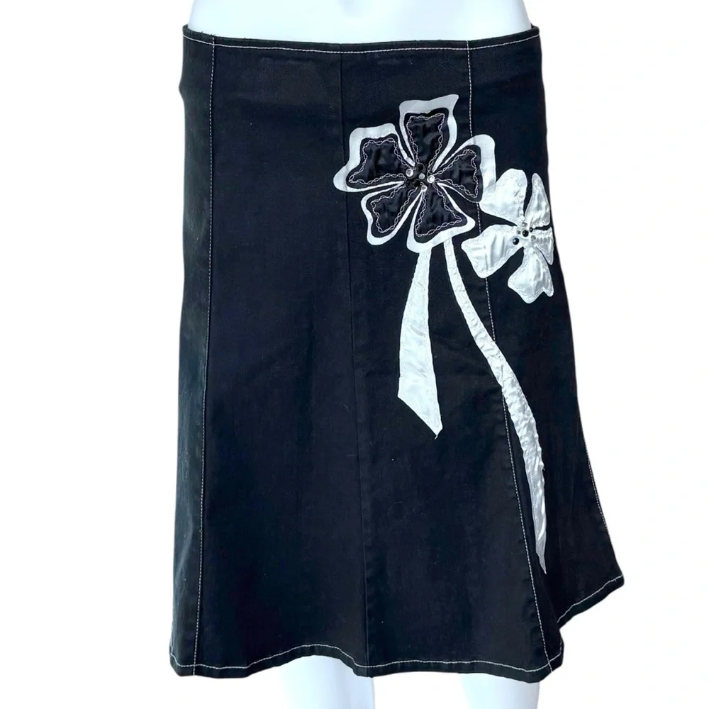 Unique Y2K Denim skirt with bold and white floral appliqués size 9 - Picture 6 of 8